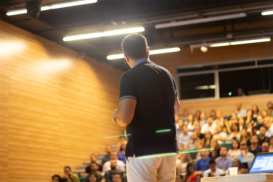 Fernando Angulo presenting a live session to a seated conference audience